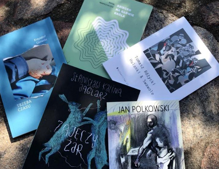 Znamy książki finalistki Nagrody im. K. I. Gałczyńskiego ORFEUSZ. Wśród nich „Rozmowy z Brechtem” Jana Polkowskiego wydane w serii Biblioteka „Toposu”